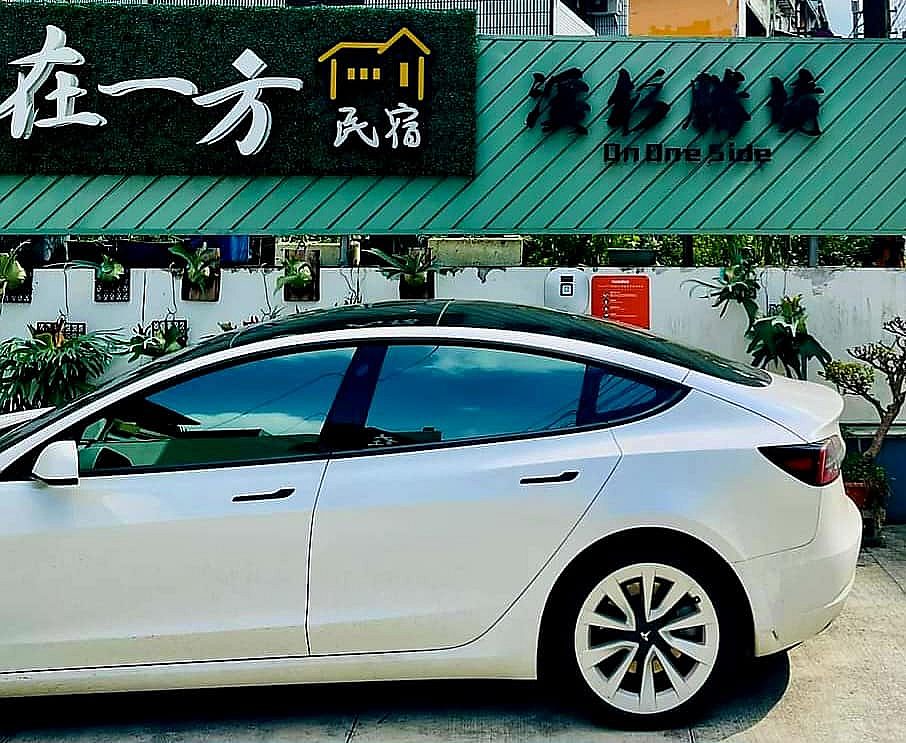 在一方溪杉勝境民宿 電車友善：充電　是旅程的安全感